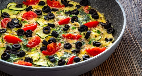 Mediterranes Omelett mit Zucchini, Tomaten un...